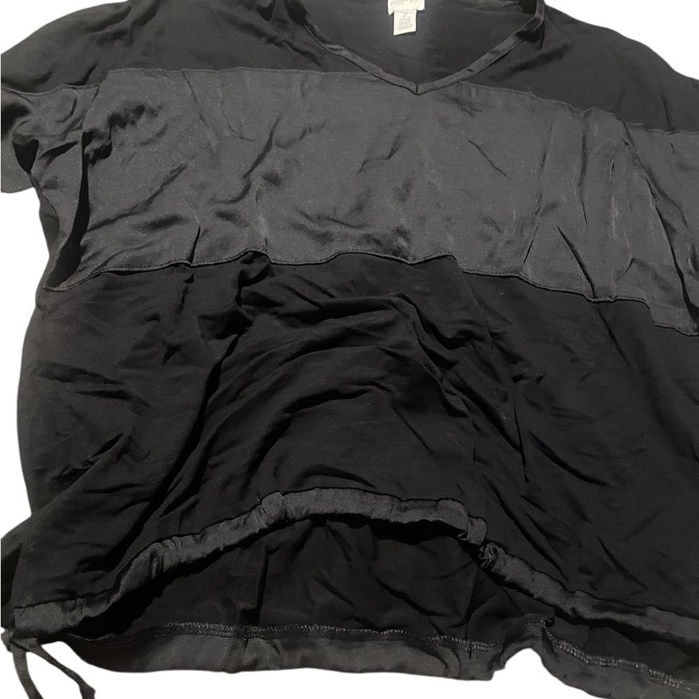 Zenergy bu Chicos size 2 (large) Black V-Neck Top excellent condition